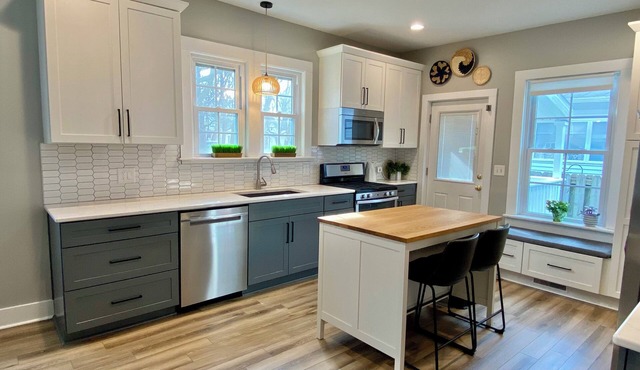 Walk to Beach, downtown St Joseph with shops/restaurants. New kitchen, firepit