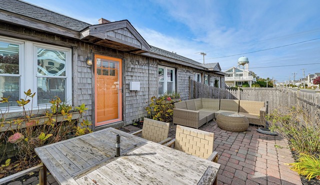 Walk to Beach & Dtwn Dining! Avalon Coastal Escape