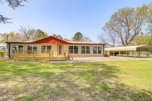 Walk to Beach: Eufaula 'Fisherman’s Delight' Home