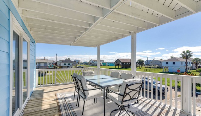 Walk to Beach: Family-Friendly Galveston Home!