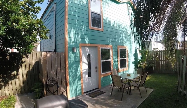 Walk to Beach - Free Umbrella & Chair - Pet Friendly - WiFi + Smart TVs