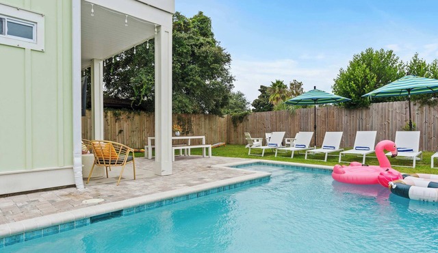 Walk to Beach|Free Heated Pool, Fire Pit, Theater