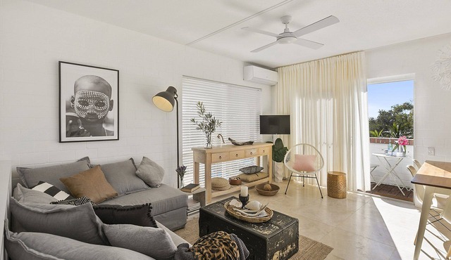 Walk to beach from this beautiful one bedroom air conditioned unit.