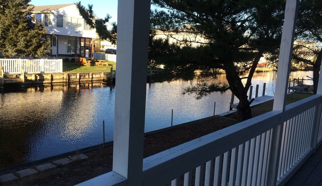 Walk To Beach From Updated Waterfront Dog Friendly Cottage