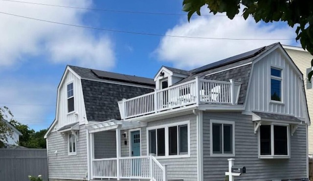 Walk to beach from newly remodeled modern and cozy beach cottage