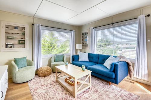Walk to Beach Game Room Fun Oceanlake Cottage Sleeps 4