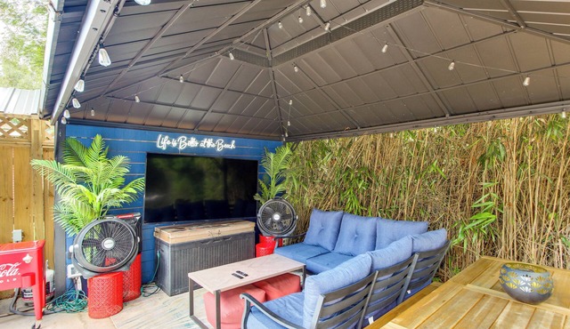 Walk to Beach, Gazebo w/Hot Tub: Gulfport Gem!