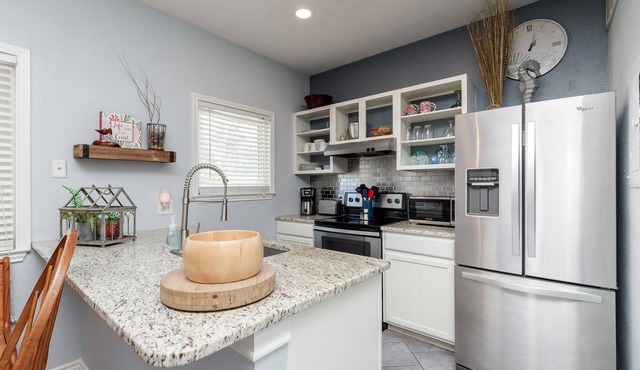 Walk to Beach! Ground Level, 1 Bedroom, 1 Bath, Sleeps 4, Pet Friendly!