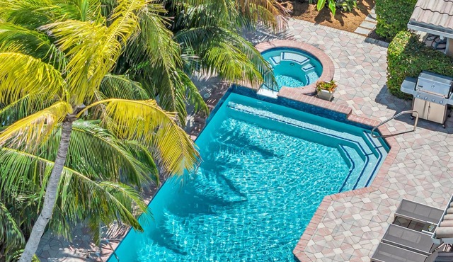 Walk to beach/Heated Pool/Ample residence/Marlin Key