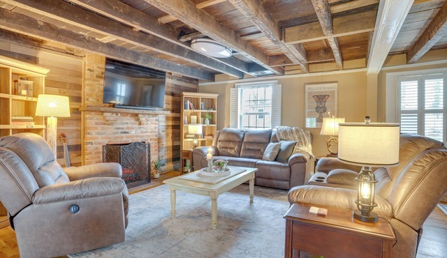 Walk to Beach: Historical Fredericksburg Home