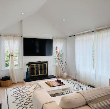 Walk to Beach! Hamptons Cottage with Hot Tub & Pool