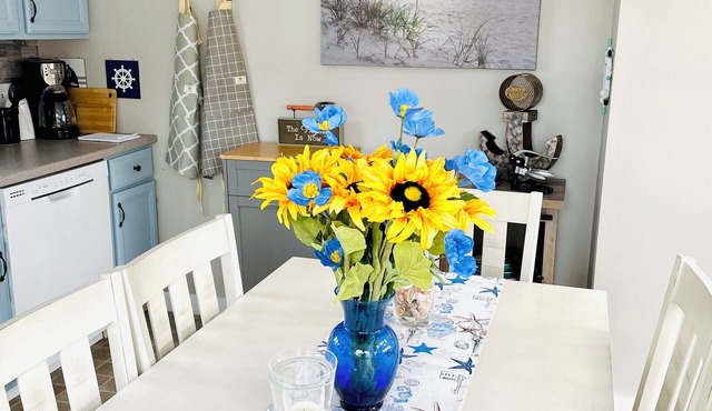 Walk to Beach & Harbor/Fire Pit & Outdoor Shower