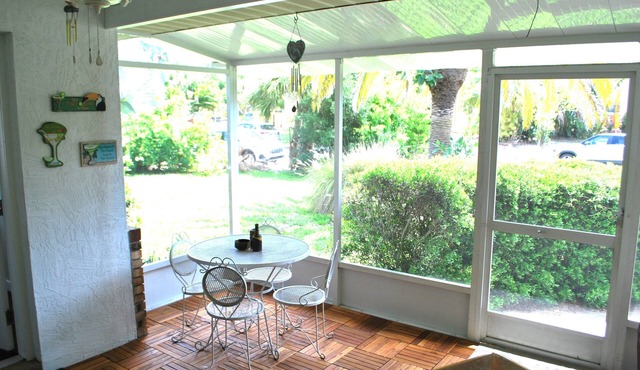 Walk to Beach & Historic Downtown Venice - Rennovated 2 Bed, 2.5 Ba, off-st pkg