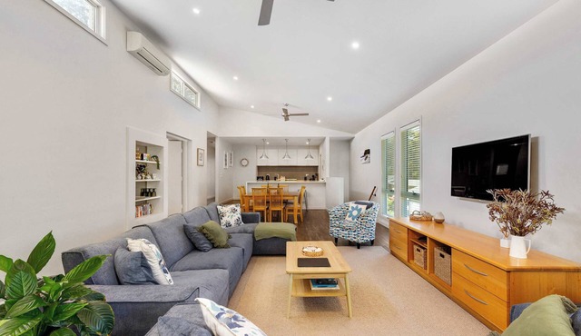 Walk-to-Beach Home with Bush Views|Carramar Dream