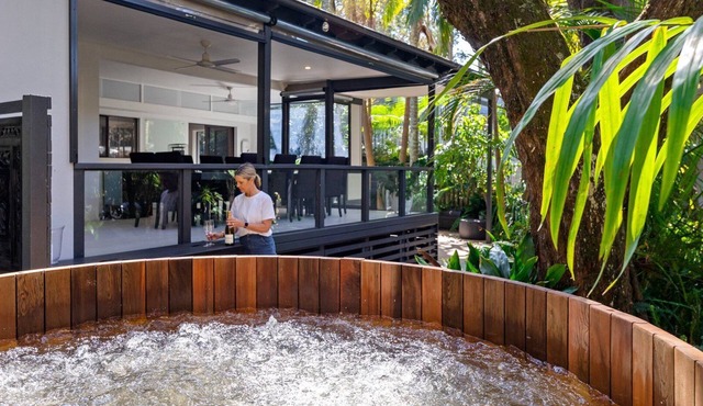 Walk to beach, hot tub & firepit