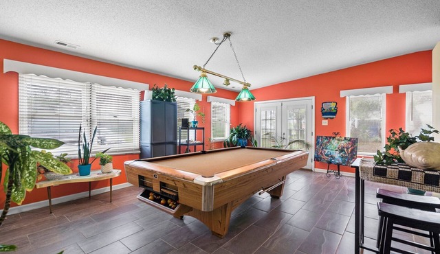 Walk to Beach Hot Tub Pool Table Ideal for Long Stays