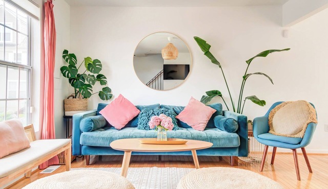 Walk to Beach! King Bed & Free Beach Passes