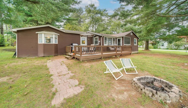 Walk to Beach & Lake: Idyllic Escape in Edinboro!
