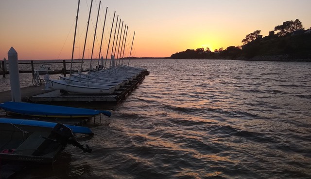 Walk to beach, large lovely condo by lake in "Kingsmill on the James"