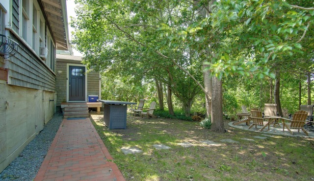 Walk to Beach & Lighthouse: Oak Bluffs Studio!