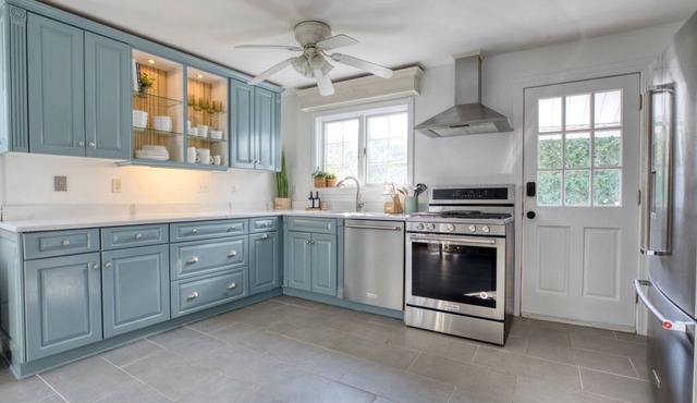 Walk to Beach & Lighthouse Park - Modern Cottage