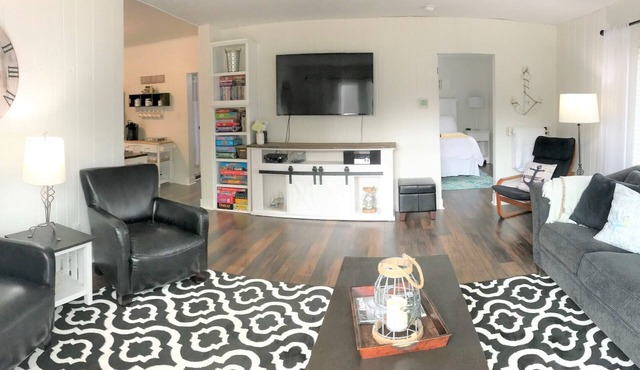 Walk to beach & marina! Beautiful, luxury family retreat - Farmhouse Cottage