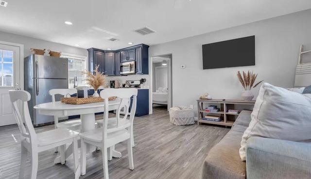 Walk to Beach & Parking with BBQ+Laundry & Linens+Towels