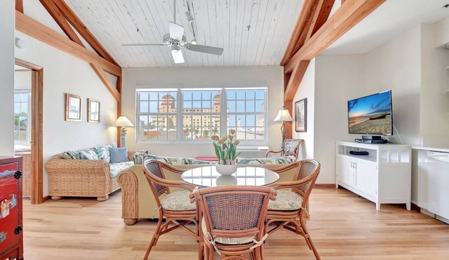 Walk To Beach! Palm Beach Penthouse Suite 4 Guests