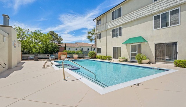 Walk to beach, Patio, Pool, Central Downtown Condo