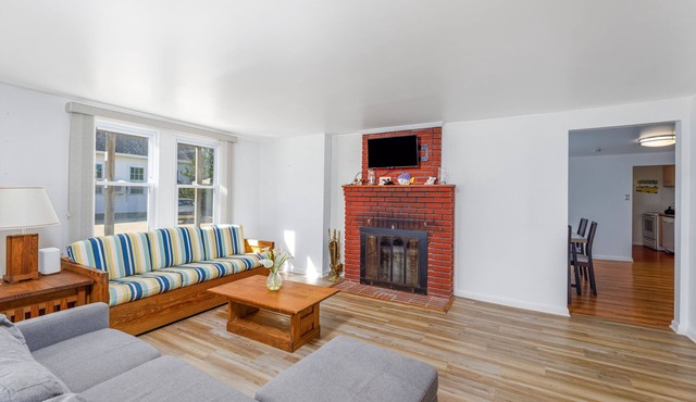 Walk to Beach: Pet Friendly Apartment + Cottage