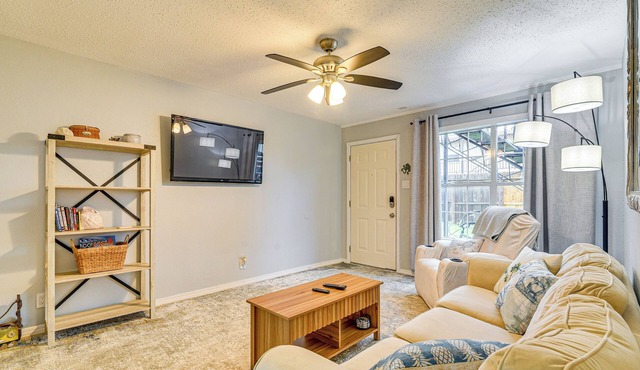 Walk to Beach & Pleasure Pier: Galveston Getaway
