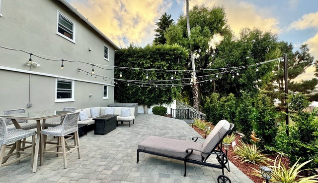 Walk to beach-private yard w/spa, fire pit, AC & more in downtown San Clemente!