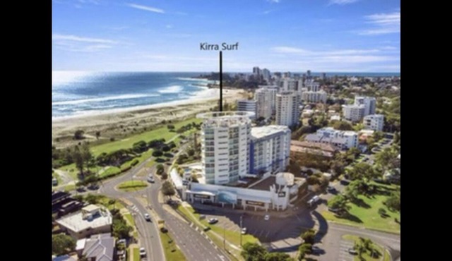 Walk to Beach/Restaurants. Private Ground level Courtyard. 5 Minutes to Airport