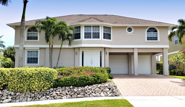 Walk to Beach, Restaurants, Shops, Movies. Water Front, Large Heated Pool, Dock