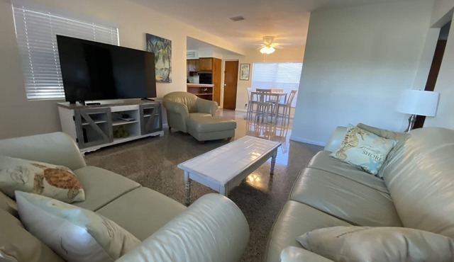 Walk to Beach, restaurants and shops “The Estate” a truly vintage home