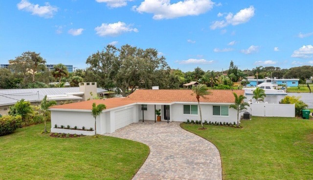 Walk to beach, riverfront, pool home. Bring your boat!