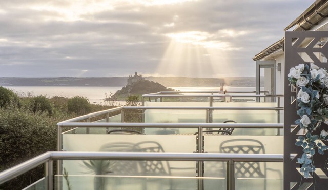 Walk to Beach - Sea View - Free Parking -Free WiFi