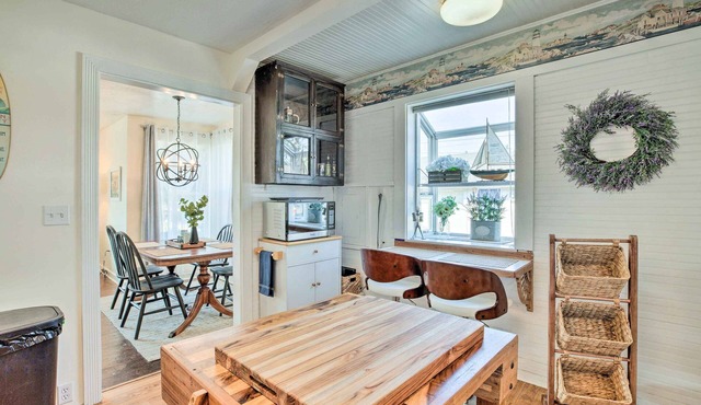 Walk to Beach: Seaview Cottage w/Coastal Charm!