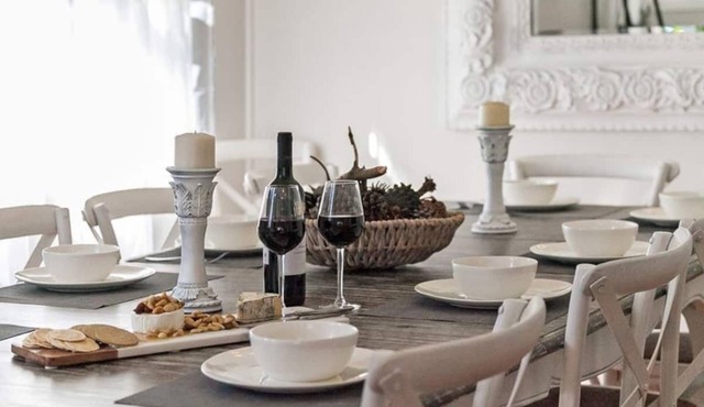 Walk to beach/shops Games room, linen Wifi. Pet friendly