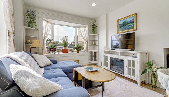 Walk to Beach & Shops: Dtwn Anacortes Apartment!