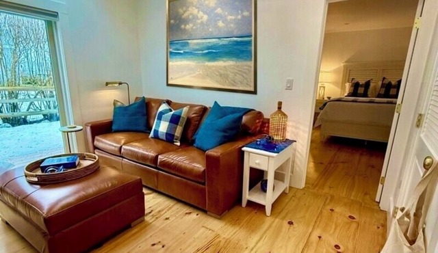 Walk to beach, sleeps 5, minutes to Newport Attractions. Newly Renovated Cottage