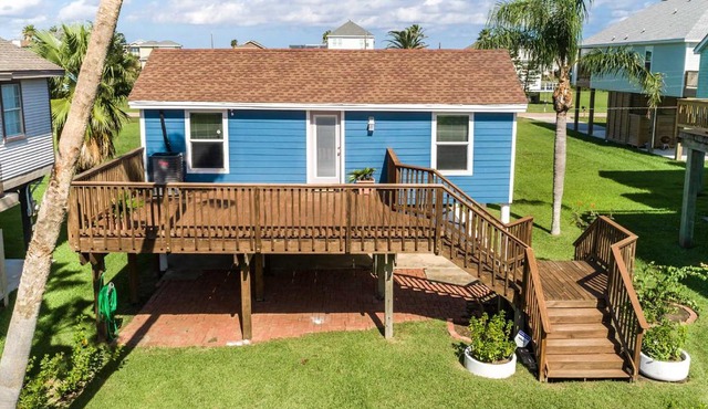 Walk to Beach & State Park! Bungalow in Galveston