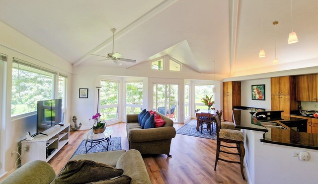 Walk to Beach & Sunset-Luxury - Golf Course -2000sq ft - 3BR Pool&Jacuzzi