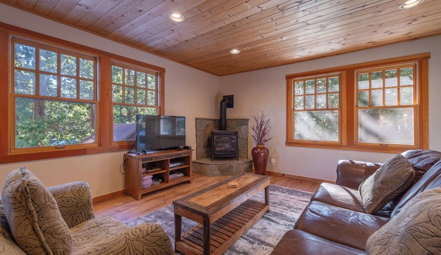 Walk to Beach & Tahoe City Restaurants, Hot Tub, Dogs Ok- Fairway Retreat