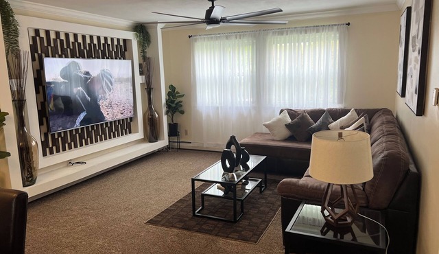 Walk to Beach & Town - Spacious 3BR Apartment in Oyster Bay