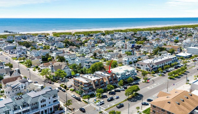 Walk to Beach, Town, Shops, Restaurants. Fully Renovated. Pet friendly.