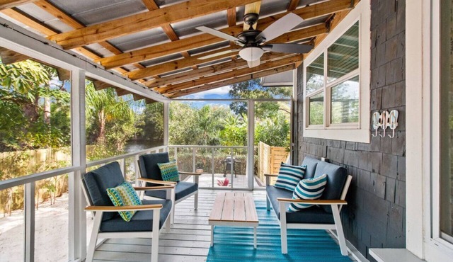 Walk to beach & trail-bikes, beach gear, porch