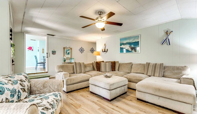 Walk to Beach: Fort Walton Coastal Retreat