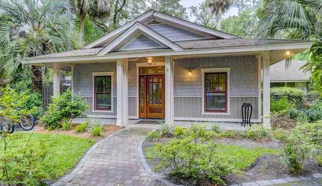 Walk to beach, Coligny shops, Pvt heated pool, new furnishings, large yard