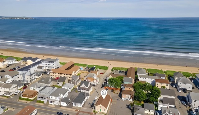 Walk to Beach and Pier in Old Orchard Beach